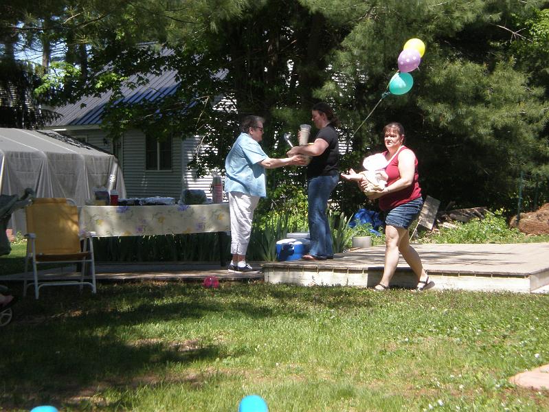 jtotheizzo 069.JPG - Still setting up.  Grammy Lynn, me, Ellen and baby Lyndsey